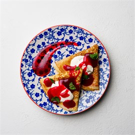 {{photo.Alt || photo.Description || 'Блины со сметаной и клюквенным соусом'}}