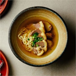 {{photo.Alt || photo.Description || 'Суп из говядины с домашней лапшой "Будургэй Миинэ"'}}